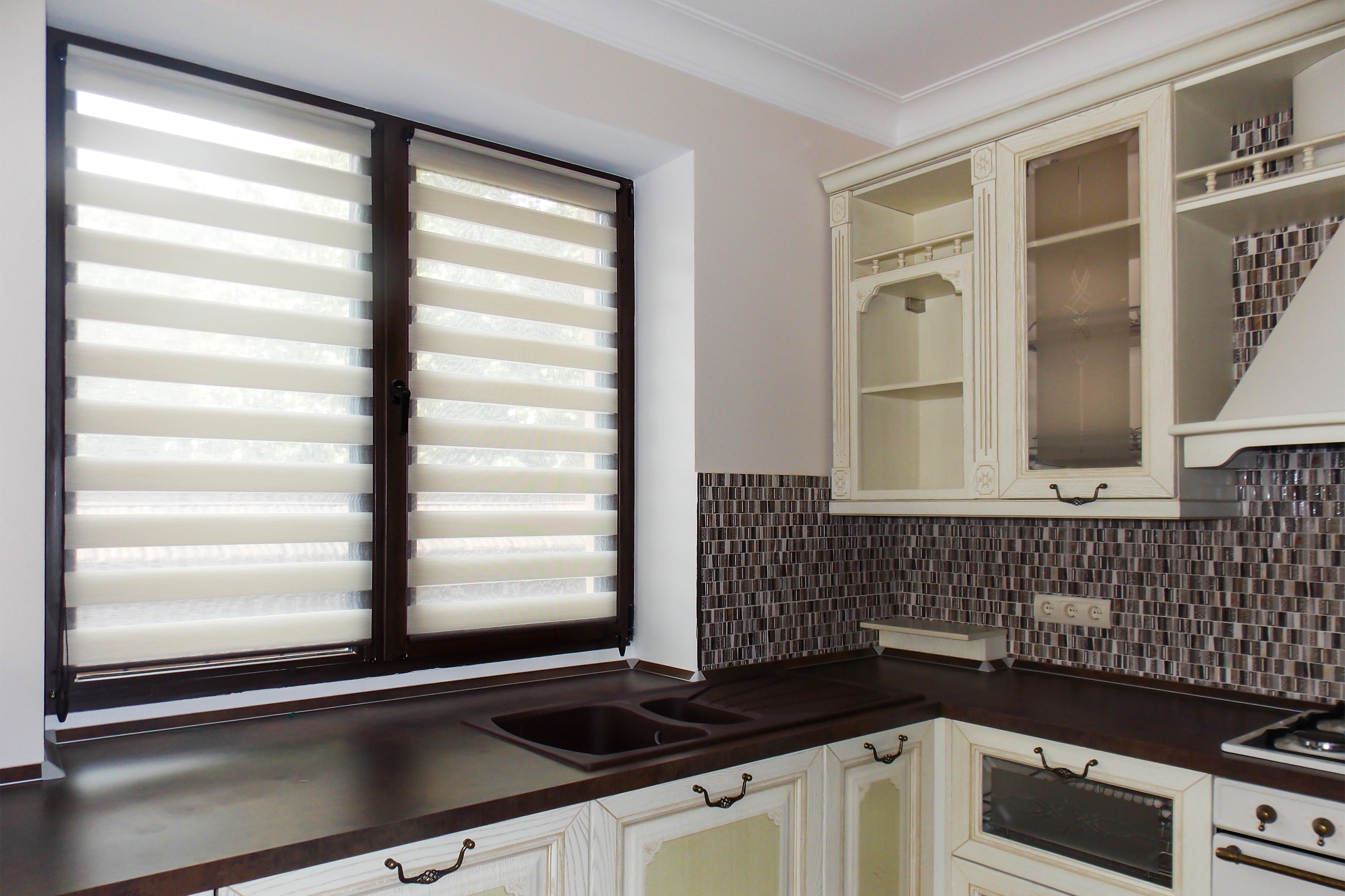 Small Apartment Window Treatments: Designs to Make Rooms Feel Bigger ...